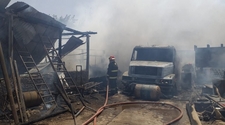 Un incendio devoró una carpintería y un taller metalúrgico en Pocito