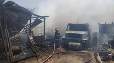 Un incendio devoró una carpintería y un taller metalúrgico en Pocito