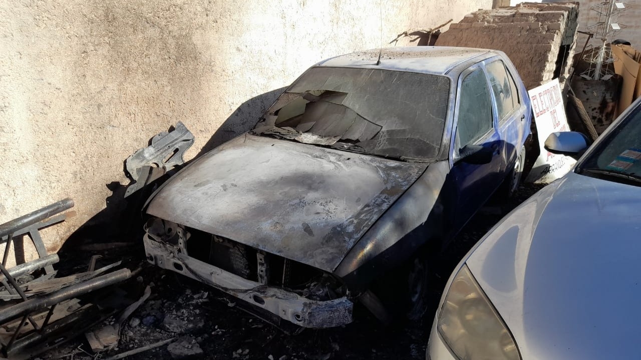 Ardió un taller y tres autos resultaron dañados 