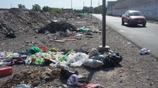 A un año de las quejas vecinales, los lotes baldíos siguen sin cerrarse y la basura, contaminando 