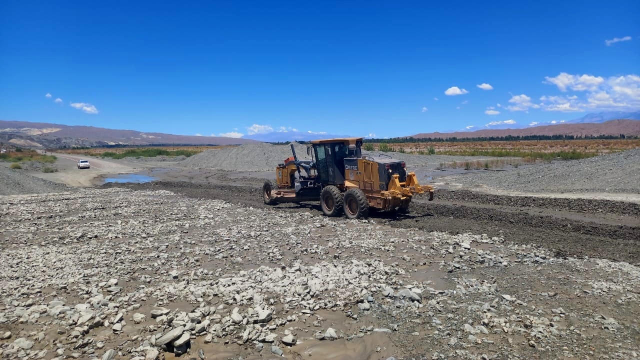 Tras las lluvias, destinaron $18.471.905 para despejar arterias en Calingasta  