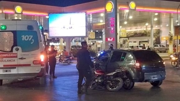 Una moto y un auto chocaron en un transitado cruce de Capital