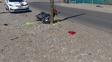 Rivadavia: dos motociclistas impactaron contra un poste de luz