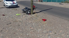 Rivadavia: dos motociclistas impactaron contra un poste de luz