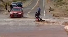 La creciente le arrastró la moto cuando intentó cruzar el río en Ullum