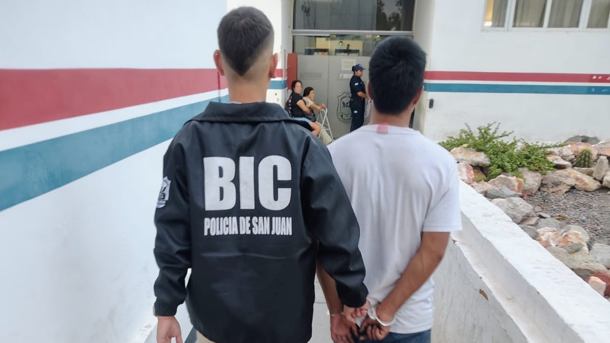 Detuvieron a otro miembro de la banda que rompía vidrios y asaltaba mujeres