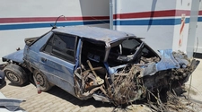 Perdió el control de su auto e impactó contra un poste de luz