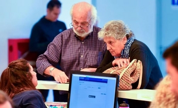 El gasto previsional subió y se financia con recortes sociales