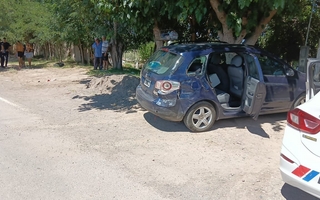 Fuerte choque entre un auto y una moto: un hombre y su hijo hospitalizados