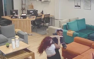 "Me está cagando a palos": el grito desesperado de una joven durante una brutal golpiza en una mueblería