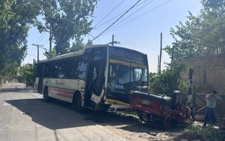 Un auto chocó contra un colectivo y terminó dado vuelta