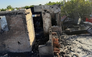 Un incendio consumió por completo una casa en el barrio Frondizi