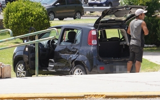 Impactante accidente en Capital: un vehículo acabó en una plaza