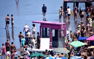 Pleamar en Mar del Plata “hace desaparecer” la playa