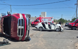 Impactante choque: una camioneta volcó tras colisionar con un auto