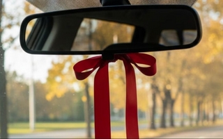 ¿Por qué se coloca una cinta roja en el espejo retrovisor del auto?