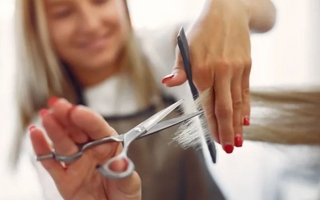 ¿Cuáles son los mejores días para cortar tu cabello según el calendario lunar?