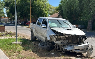 Perdió el control de su camioneta, chocó autos estacionados y causó destrozos
