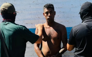 Dos años de cárcel para un hombre que atacó a una mujer con un cuchillo para robarle