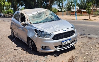 Ruta 40: violento choque provocó el vuelco de un auto y dos hospitalizados