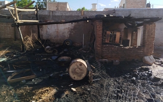 Bomberos sofocaron un incendio en una carpintería y evitaron daños mayores