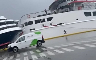  Impactante choque de dos cruceros en el puerto de Ushuaia