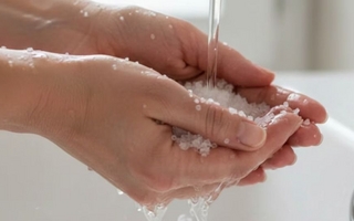 Limpiarse con agua y sal: qué dice el Feng Shui para tus manos