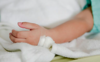 Murió un bebé de tres meses y detuvieron a sus padres