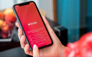 Guía para el verano: cómo usar apps de citas de forma segura al viajar 