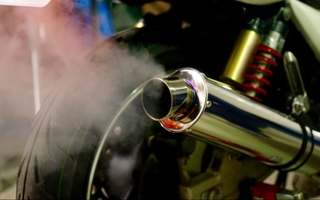 Tenía salidas transitorias y lo atraparon con una moto robada