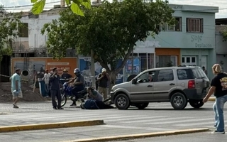 Una motociclista terminó hospitalizada tras ser chocada por una camioneta