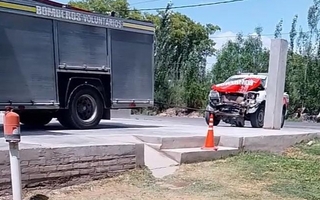 Un móvil de Bomberos Voluntarios de Albardón chocó contra un árbol