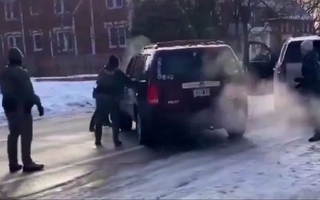 Una mujer murió tras ser abatida por un agente migratorio en EE.UU.