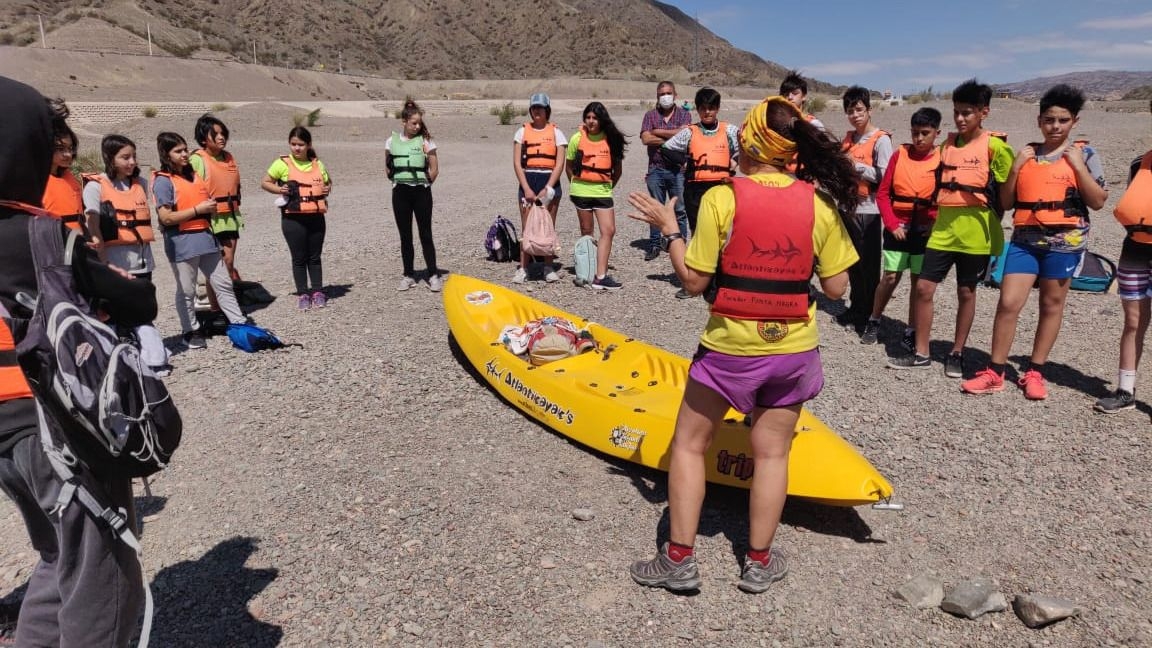 Previo a la excursión, los guías realizan una charla previa sobre las recomendaciones para ejercitar el deporte naútico de forma segura.