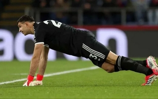 Preocupación por Dibu Martínez: salió lesionado en Aston Villa