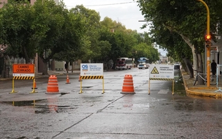 Anuncian reparaciones en la red cloacal y desvíos de tránsito en Capital