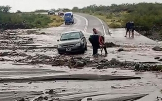 Crecientes cortan cinco rutas en Valle Fértil; Vialidad pide no circular por los tramos afectados