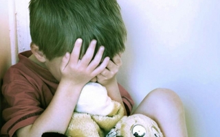 Una pareja fue detenida por golpear con un cinto y dejar sin comer a un niño de 11 años