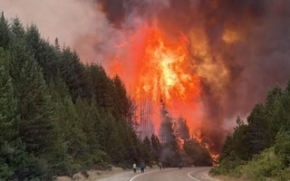 Cortaron la Ruta 40 por los incendios en Chubut y evacuaron a 3.000 personas