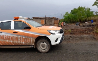 Valle Fértil: evacuaron a 14 familias por el desborde del río en Chucuma