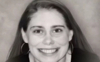 La historia de Lacey Fletcher, la joven que murió "fundida" en un sofá tras 12 años