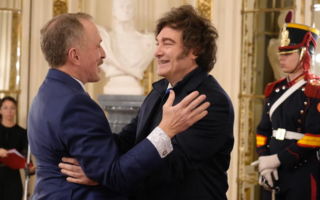 El embajador de EE.UU. reafirmó el respaldo de Trump a Milei i