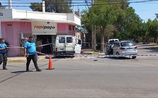 Una trafic terminó en la vereda tras chocar con un auto en Capital