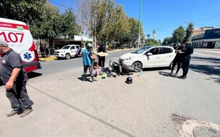 Fuerte choque entre un auto y una moto dejó a una madre y su hija hospitalizadas