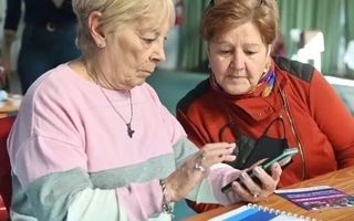 ANSES lanza un chatbot estatal para agilizar trámites: así funciona "Tina", disponible 24/7