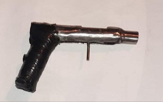 Caminaba por la calle y fue detenido por portar una tumbera