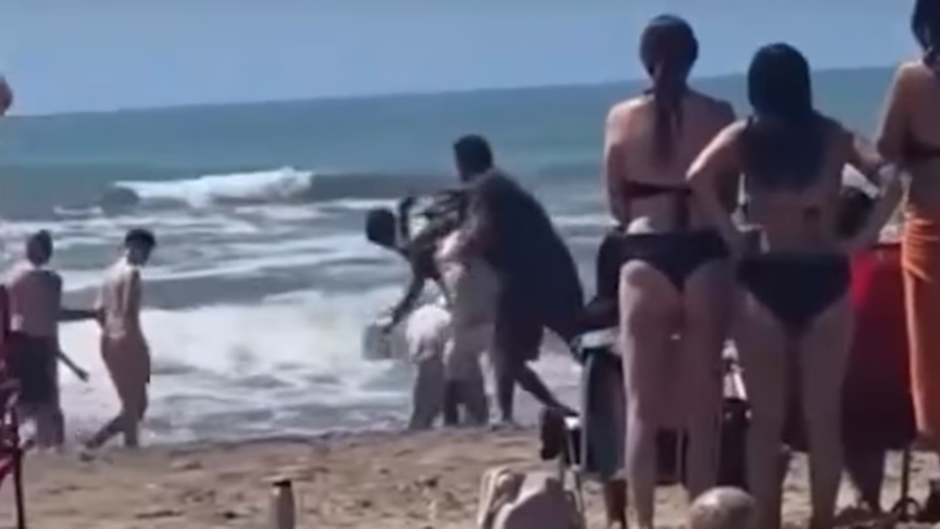 Brutal gresca entre vendedores en una conocida playa argentina