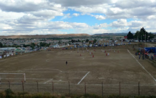 Tras un partido de fútbol, un adolescente fue apuñalado por un grupo de personas