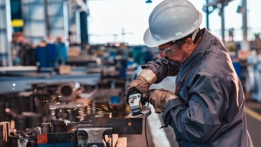 Desde las entidades gremiales empresarias insisten en que, sin medidas que incentiven la producción local y protejan el mercado interno frente a los costos energéticos y la apertura de importaciones, el cierre de persianas continuará diezmando el entramado PYME.