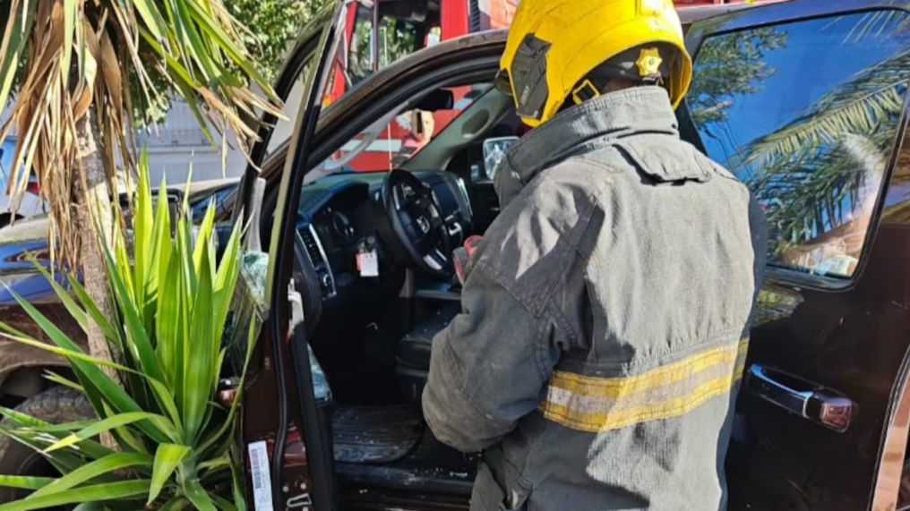 Un bebé quedó atrapado en una camioneta y fue rescatado por bomberos